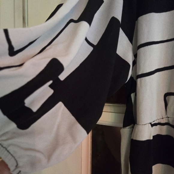 2pc. Black and white top bundle size large - Picture 7 of 9